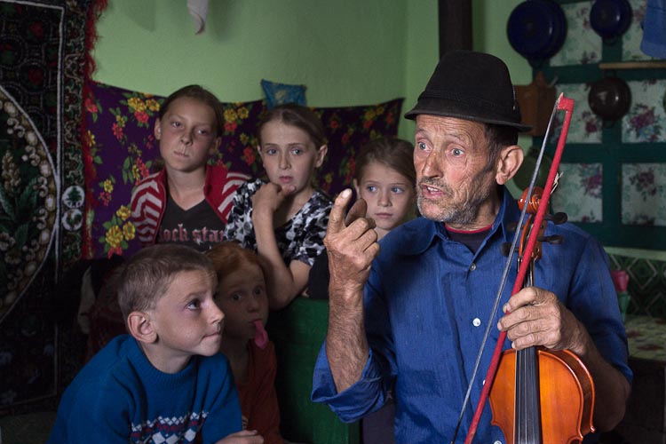 Traditional violinist and Kids - Romania