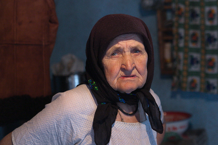 Portrait einer alten Frau mit Tränen in den Augen